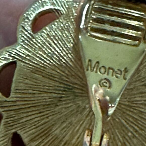 Vintage Monet Gold Tone & Pearl Clip on Earrings - Picture 4 of 5